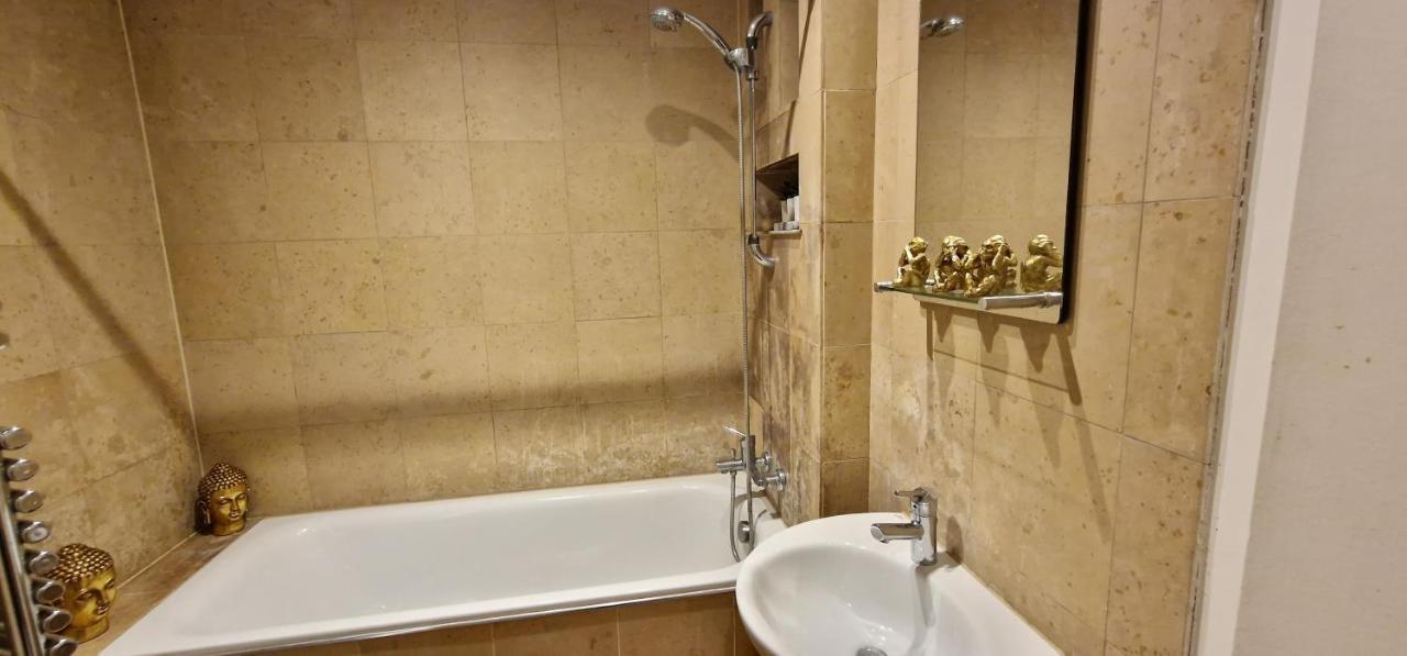 Action Packed Local 3Br 1 Mins Walk To Everything Apartment London Ngoại thất bức ảnh