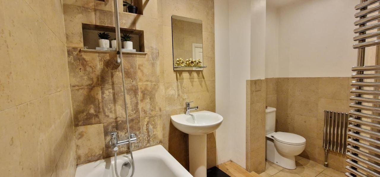 Action Packed Local 3Br 1 Mins Walk To Everything Apartment London Ngoại thất bức ảnh