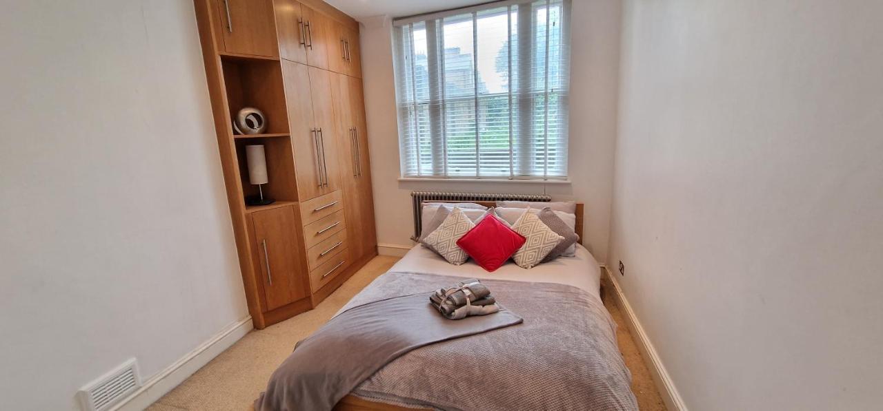 Action Packed Local 3Br 1 Mins Walk To Everything Apartment London Ngoại thất bức ảnh