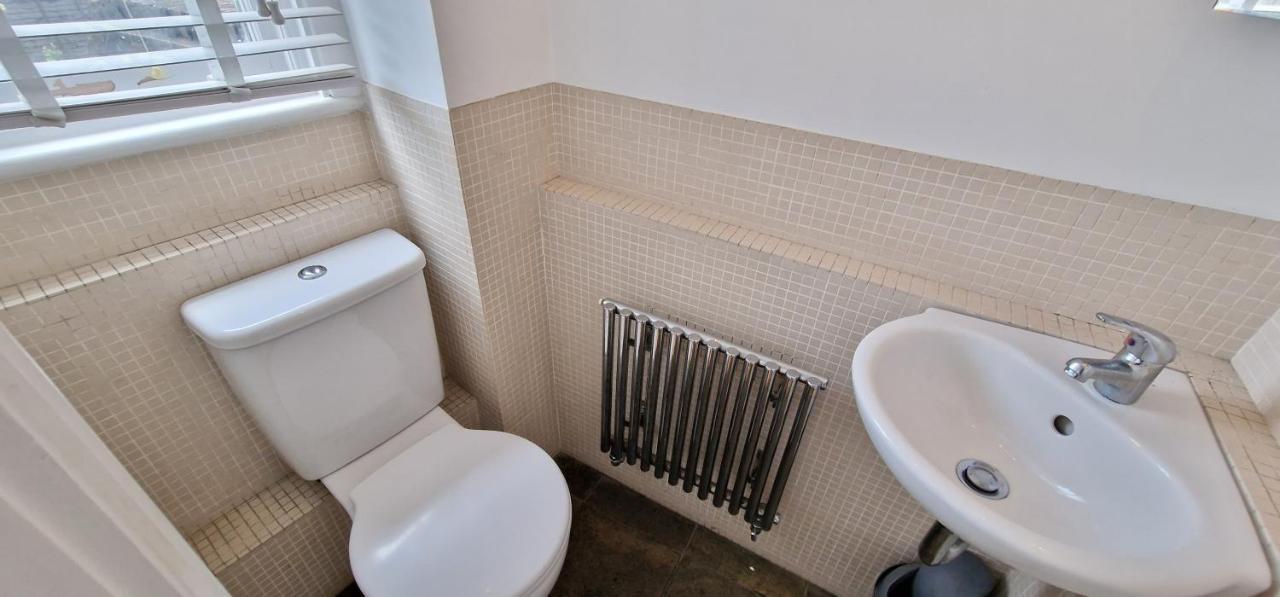 Action Packed Local 3Br 1 Mins Walk To Everything Apartment London Ngoại thất bức ảnh