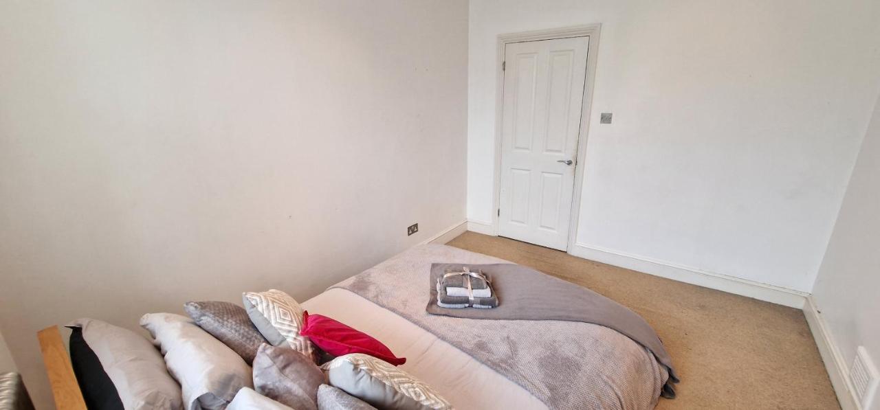 Action Packed Local 3Br 1 Mins Walk To Everything Apartment London Ngoại thất bức ảnh