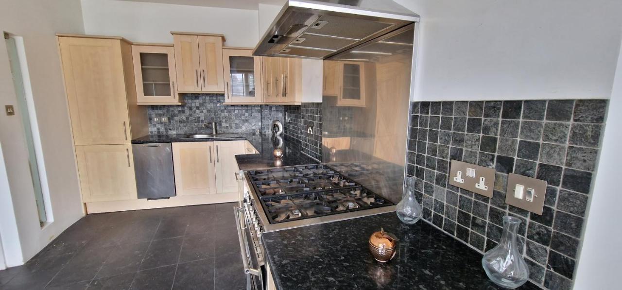 Action Packed Local 3Br 1 Mins Walk To Everything Apartment London Ngoại thất bức ảnh